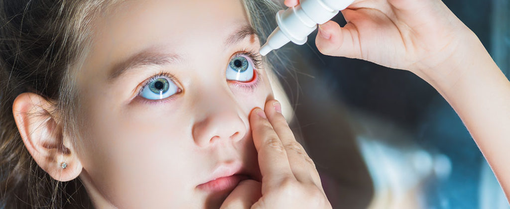 Administering atropine eye drops before using contact lenses for myopia